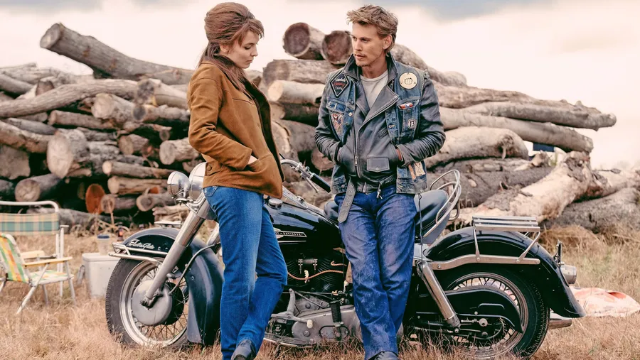 Liebt er sein Motorrad oder liebt er sie? Kathy (Jodie Comer) und Benny (Austin Butler) in „The Bikeriders“