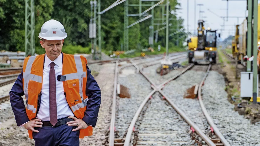 An neuen Gleisen: Minister Volker Wissing bei Mörfelden-Walldorf