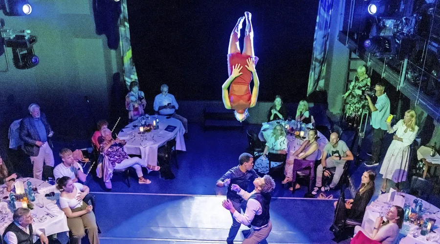 Akrobatik zum Dinner: Im Tigerpalast speisen die Zuschauer sozusagen in der Manege.