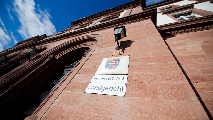 Die Schwurkammer des Landgerichts Darmstadt hat über eine Gewalttat im vergangenen Sommer in einer betreuten Wohngemeinschaft zu urteilen.