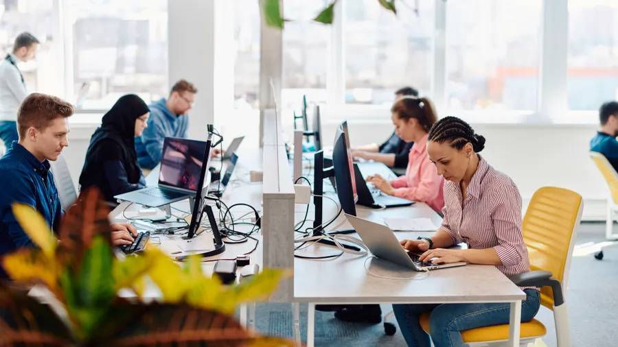 Jung denkt digital, Alt liefert Erfahrung – produktiv wird es, wenn beide gemeinsam auf die Idee kommen.