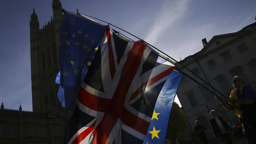 Flaggen der EU und Großbritanniens im November in London