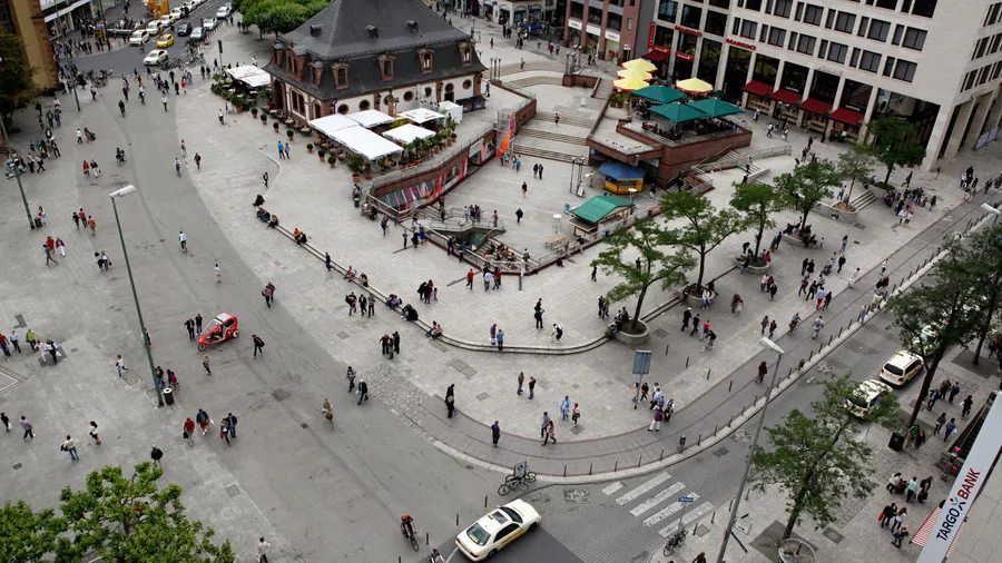 Verschiedene Nutzungen der Innenstadt an der Frankfurter Hauptwache.