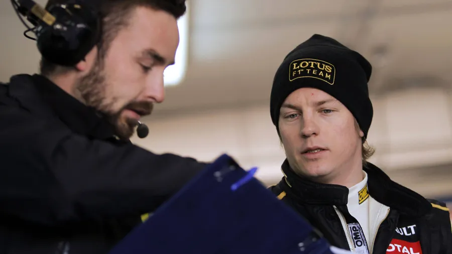Da ist er wieder: Kimi Räikkönen mit schwarzer Mütze und mächtig Spaß