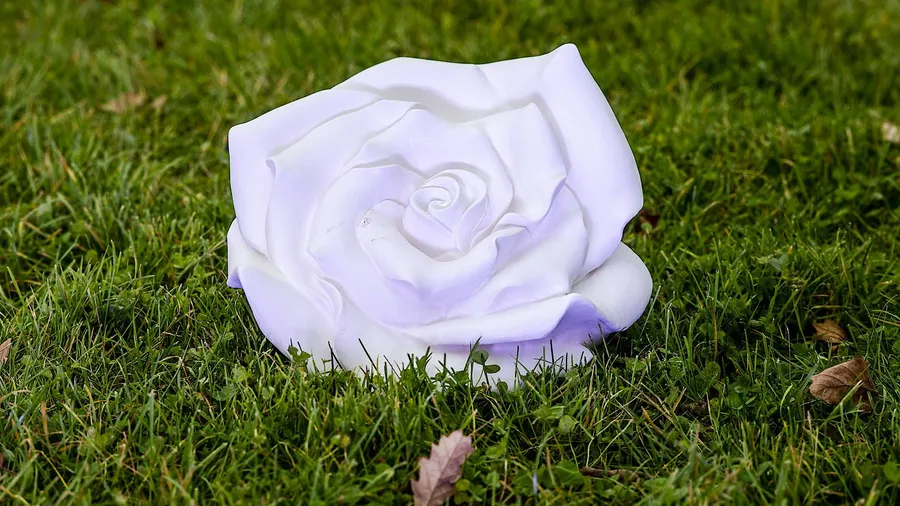 Ein klassischer Hörl: Eine der fußballgroßen Rosen aus Kunststoff.