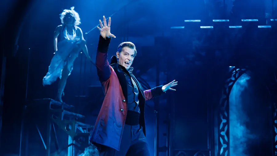 Große Stimme im Nebel: Das Musical „Dracula“ begeistert in der Jahrhunderthalle.