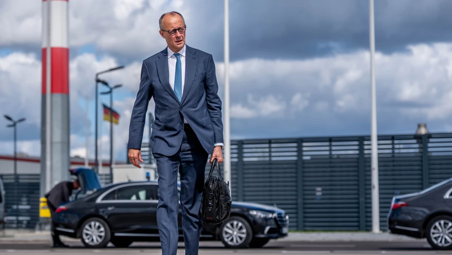 Unter Druck: Bundeskanzler Friedrich Merz am 28. Juli auf dem Flughafen BER
