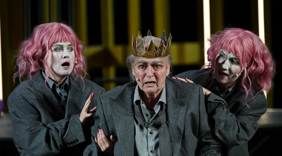 Ungewohnte Besetzung: Die Schauspielerin Charlotte Schwab (Mitte) spielt den König Lear in dieser Szene mit zwei Närrinnen.