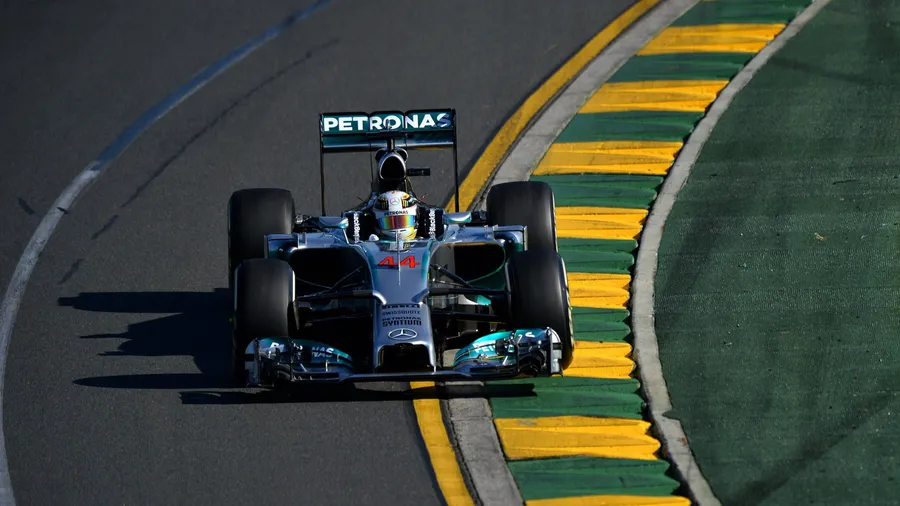 Neuer Weg: Auch Mercedes, hier Lewis Hamilton in Melbourne, könnte ein Profiteur der Neuerungen werden