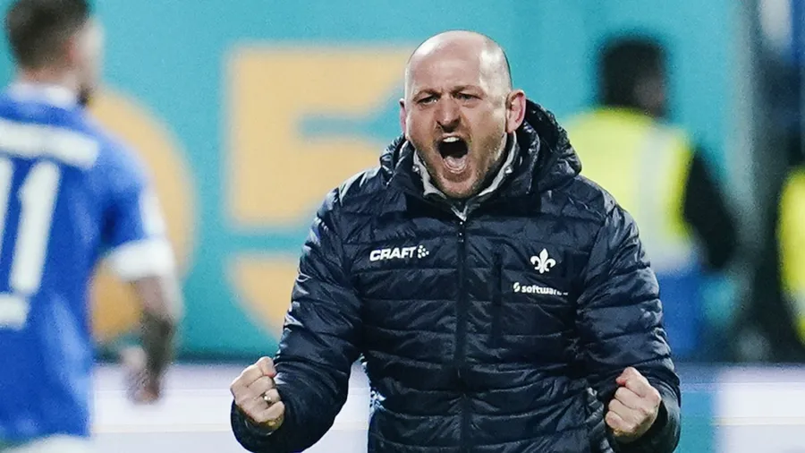 Nach dem Abpfiff brechen alle Dämme: Auch für Trainer Torsten Lieberknecht war das Spiel eine Achterbahnfahrt.