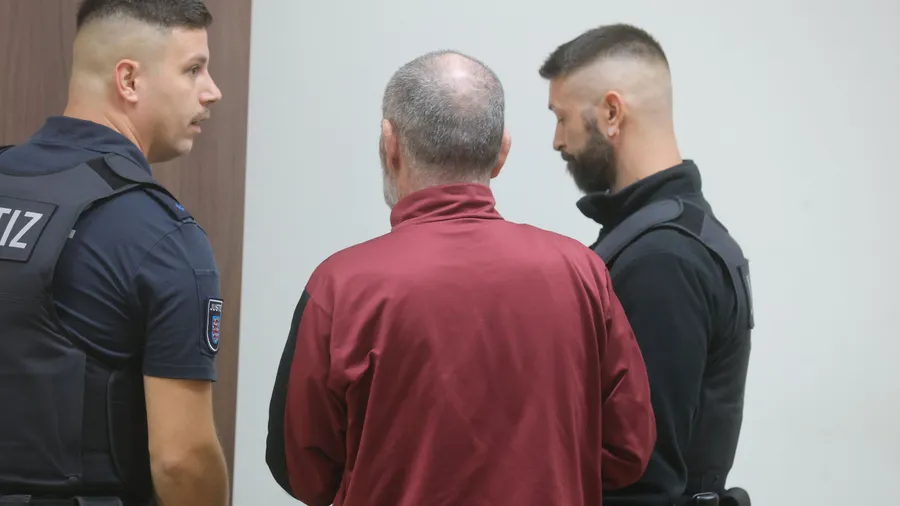 Der wegen versuchten Mordes Angeklagte wird in Gera von Justizbeamten in den Gerichtssaal geführt.
