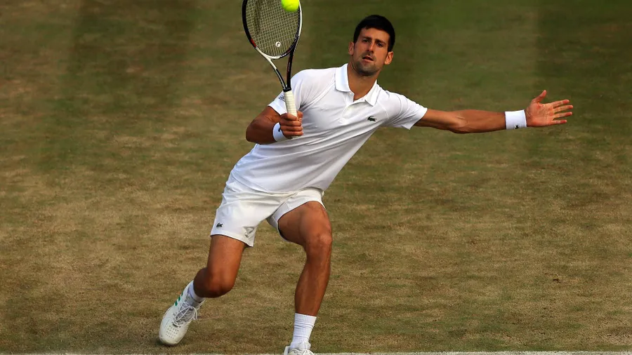 Nach seiner verletzungsbedingten Aufgabe im Viertelfinale von Wimbledon erwägt der ehemalige Weltranglisten-Erste Novak Djokovic (Bild) eine längere Pause. Die Probleme am Ellbogen schleppe er seit etwa anderthalb Jahren mit sich herum, sagte der 30 Jahre alte Tennisprofi aus Serbien am Mittwochabend in London. Beim Stand von 6:7 (2:7), 0:2 hatte er gegen den Tschechen Tomas Berdych aufgegeben. „Ich habe mit mehreren Spezialisten gesprochen, niemand hat etwas Genaues sagen können. Je mehr ich spiele, desto schlimmer wird es“, sagte der dreimalige Wimbledon-Champion. Es habe auch Ärzte gegeben, die ihm jetzt zu einer Operation rieten. (dpa)