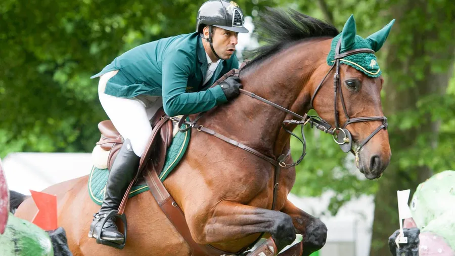 Beflügelt: Sieger Kamal Bahamdan nimmt auf seiner Stute Noblesse des Tess die Hindernisse im Schlosspark
