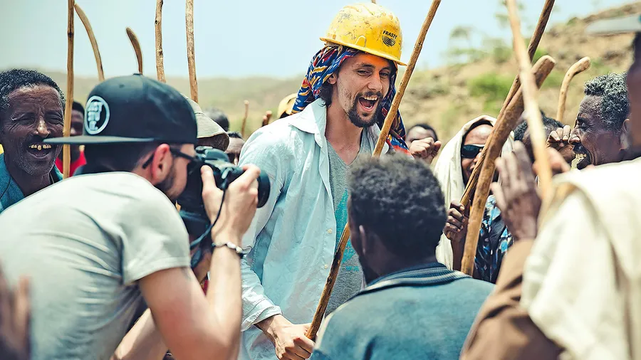 Glückliche Momente: In Tigray, Äthiopien, tanzt und singt Neven Subotić, als ein Brunnen zum ersten Mal Wasser gibt.