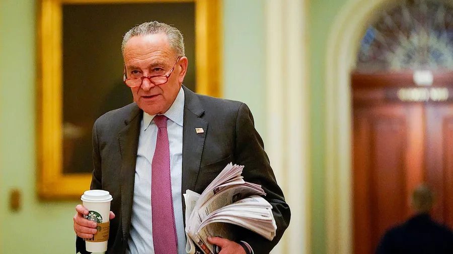Auf ins Gefecht: Chuck Schumer, Führer der Minderheit im Senat, der Demokraten, somit Gegenspieler der Republikaner, auf dem Weg in die Impeachment-Verhandlung.
