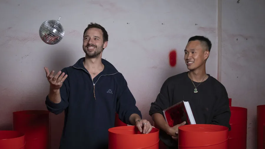 Fabian Annich (links) und Khanh Toan Nguyen packen bei der Einrichtung ihres neuen Clubs selbst mit an.