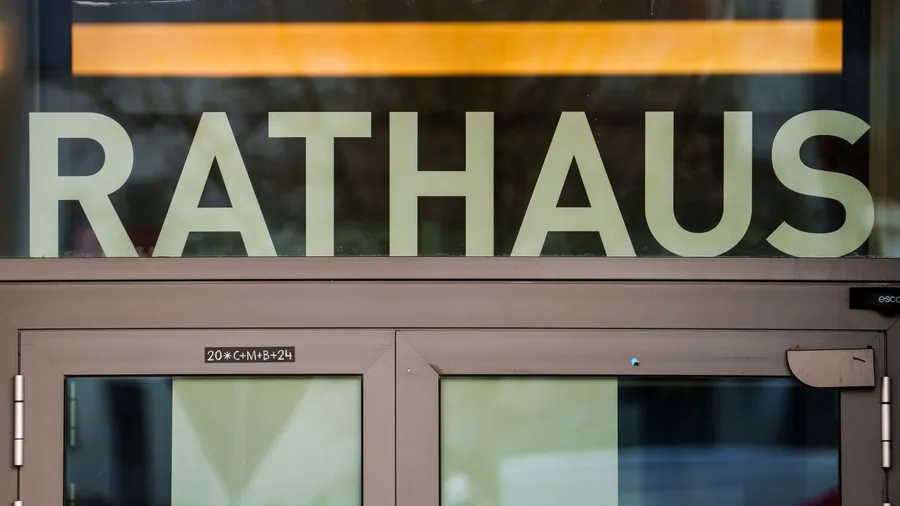 Das Rathaus in Raunheim: Nach der Abstimmung wurde im Untergeschoss geschreddertes Papier gefunden.