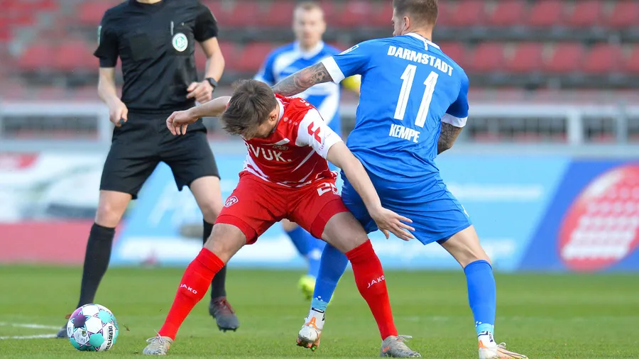 Kampf um den Ball: Bei den „Lilien“ wird Fußball derzeit vor allem „gearbeitet“.