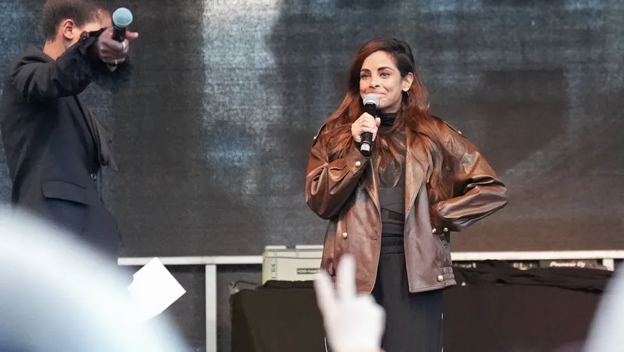 Mit schusssicherer Weste: Collien Fernandes, Schauspielerin und Moderatorin, spricht auf der Bühne auf dem Rathausmarkt während der Demonstration gegen sexualisierte Gewalt gegen Frauen.