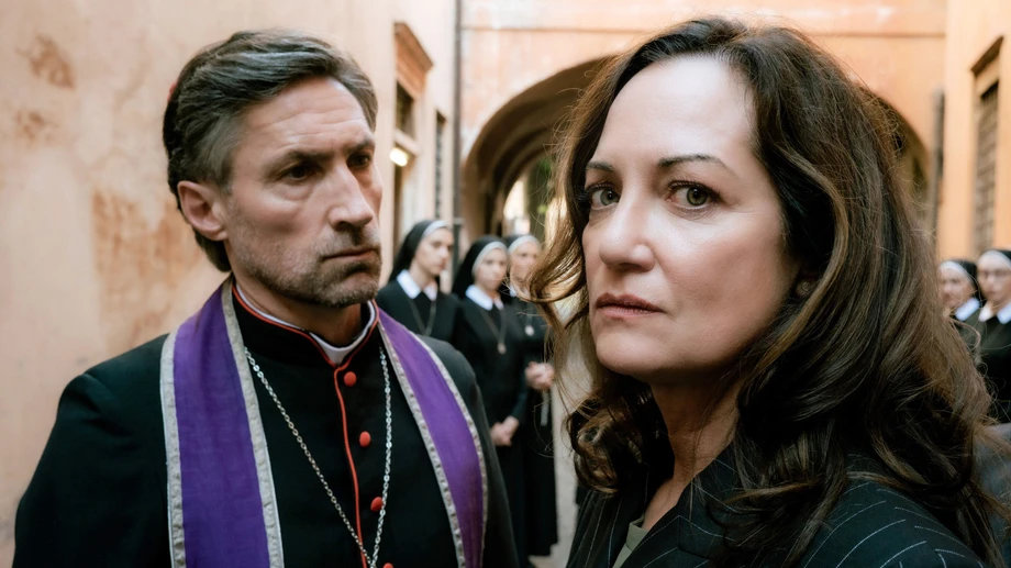 Botschafterin auf Mördersuche