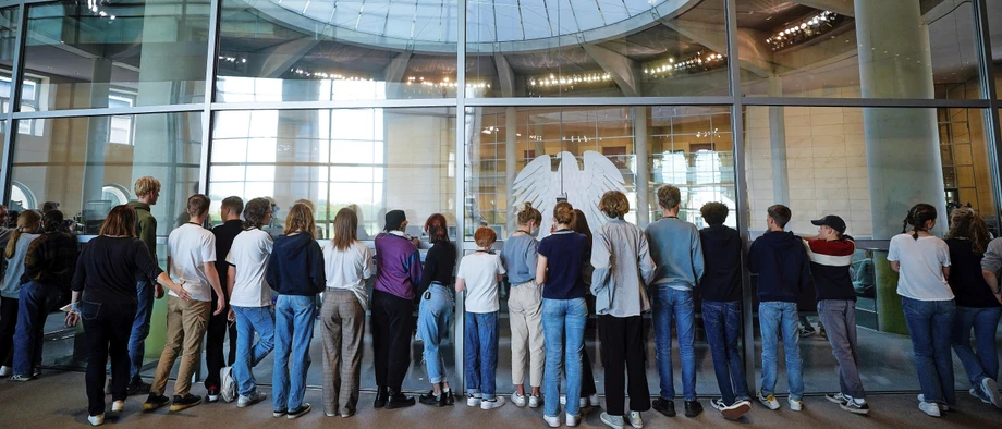Besuch im Bundestag: Schüler beobachten die Rede des Bundeskanzlers bei der Generaldebatte der Haushaltswoche, bei der es um den Etat des Bundes geht.