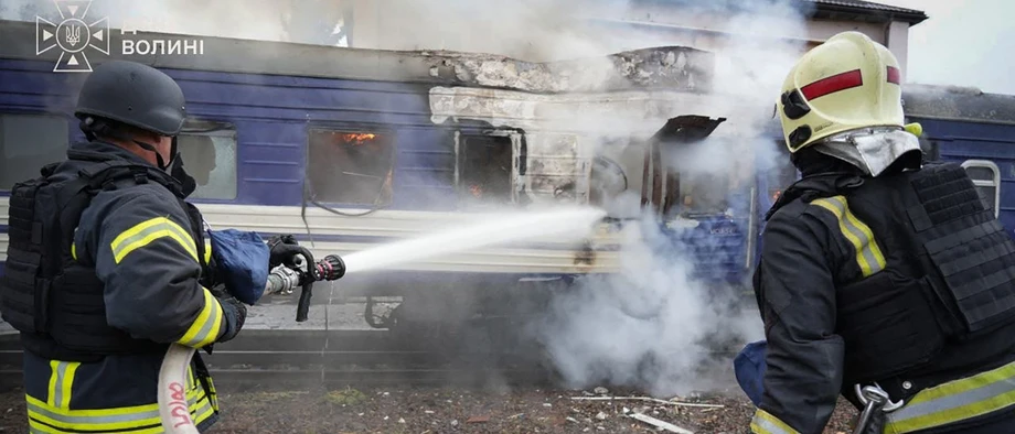 Ukrainische Feuerwehrleute nach dem russischen Drohnenangriff auf einen Zug nahe dem Grenzübergang Dorohusk-Jagodin am Sonntag