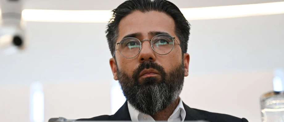 Es gilt die Unschuldsvermutung: Der entlassene Staatssekretär Umut Sönmez (SPD) weist den Vorwurf einer sexuellen Belästigung „entschieden zurück“.