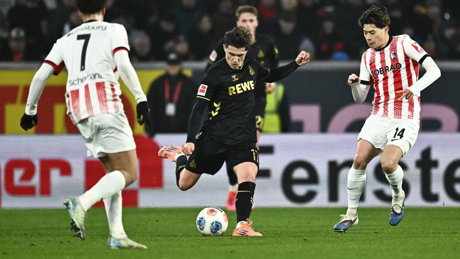 25.01.2026, Baden-Württemberg, Freiburg im Breisgau: Fußball: Bundesliga, SC Freiburg - 1. FC Köln, 19. Spieltag, Europa-Park Stadion. Kölns Alessio Castro-Montes (M) kämpft mit Freiburgs Derry Scherhant (l) und Freiburgs Yuito Suzuki um den Ball. Foto: Silas Stein/dpa - WICHTIGER HINWEIS: Gemäß den Vorgaben der DFL Deutsche Fußball Liga bzw. des DFB Deutscher Fußball-Bund ist es untersagt, in dem Stadion und/oder vom Spiel angefertigte Fotoaufnahmen in Form von Sequenzbildern und/oder videoähnlichen Fotostrecken zu verwerten bzw. verwerten zu lassen. +++ dpa-Bildfunk +++