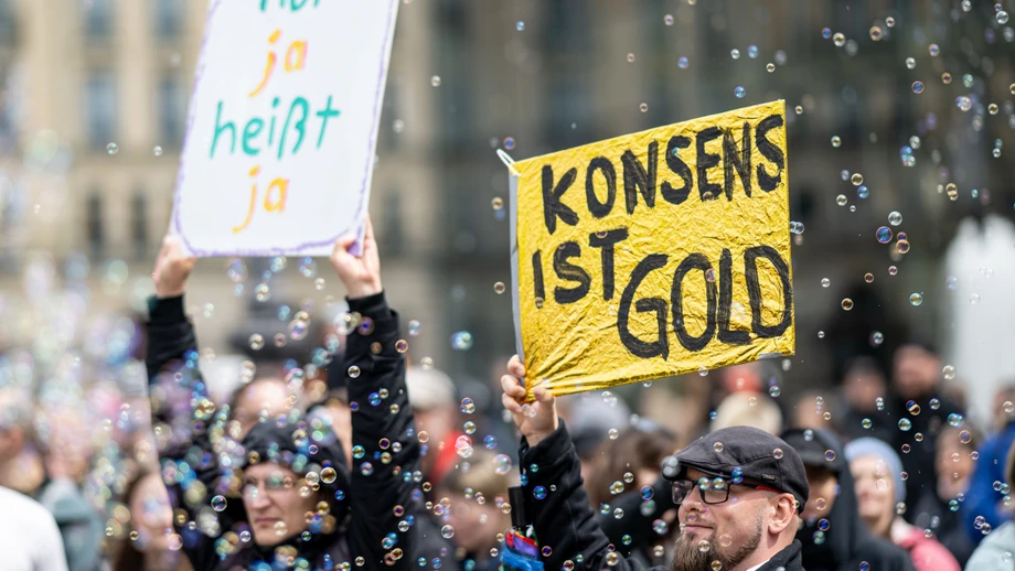 Männer demonstrieren am Vatertag gegen Gewalt an Frauen