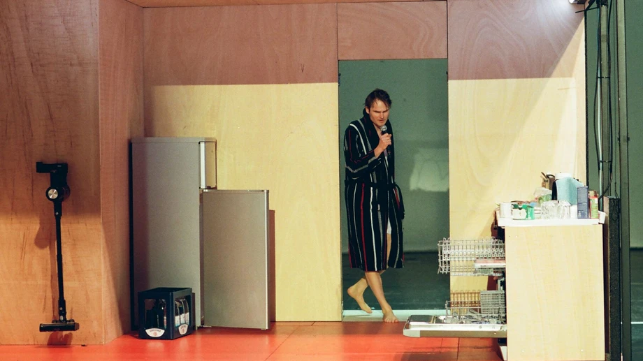 Abenteurer in blauer Funktionsjacke