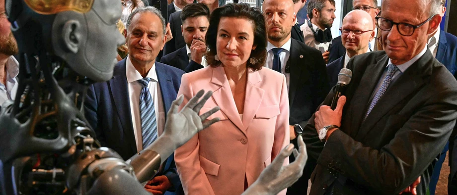 Bundeskanzler Friedrich Merz und Wissenschaftsministerin Dorothee Bär im Mensch-Maschine-Dialog