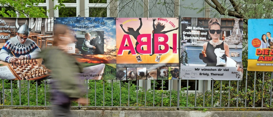 Unsere Autorin verzweifelt beinahe an ihnen: Abiplakate vor der Frankfurter Schillerschule