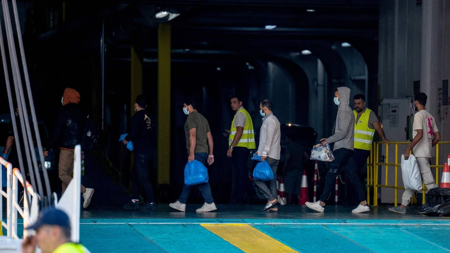 Wie Griechenland Druck auf Migranten ausübt