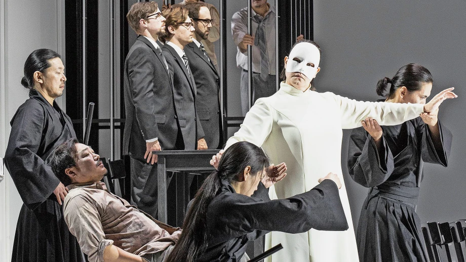 Immer mit Maske: Turandot (Elza van den Heever, in weiß), sitzend: Calaf (Alfred Kim) zwischen Kampfkünstlern