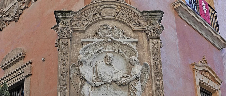Das Gedenkrelief für Francisco Suárez am erzbischöflichen Palast in Granada wurde 1917 angebracht, mitten im Ersten Weltkrieg.