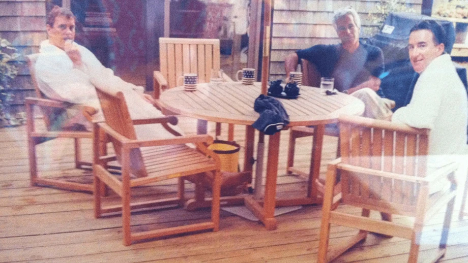 Foto zeigt Ex-Prinz Andrew und Ex-Botschafter Mandelson im Bademantel mit Epstein