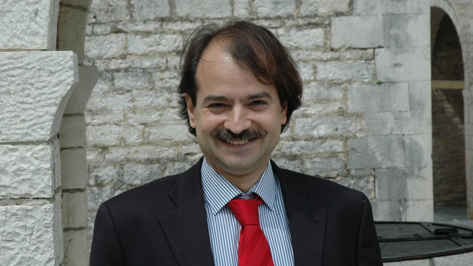 Der Mann, der am Zweifel verdient