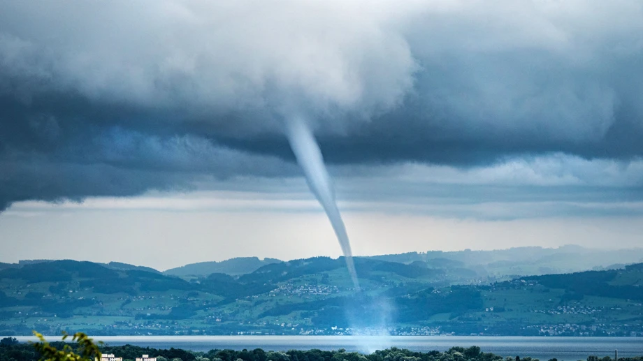 Seltene Wasserhose fegt über den Bodensee