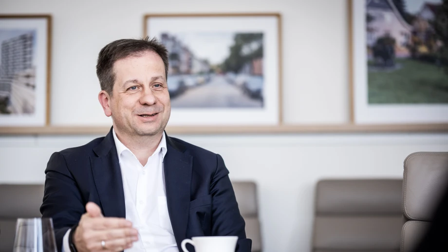 Brennende Autos und angepöbelte Mitarbeiter