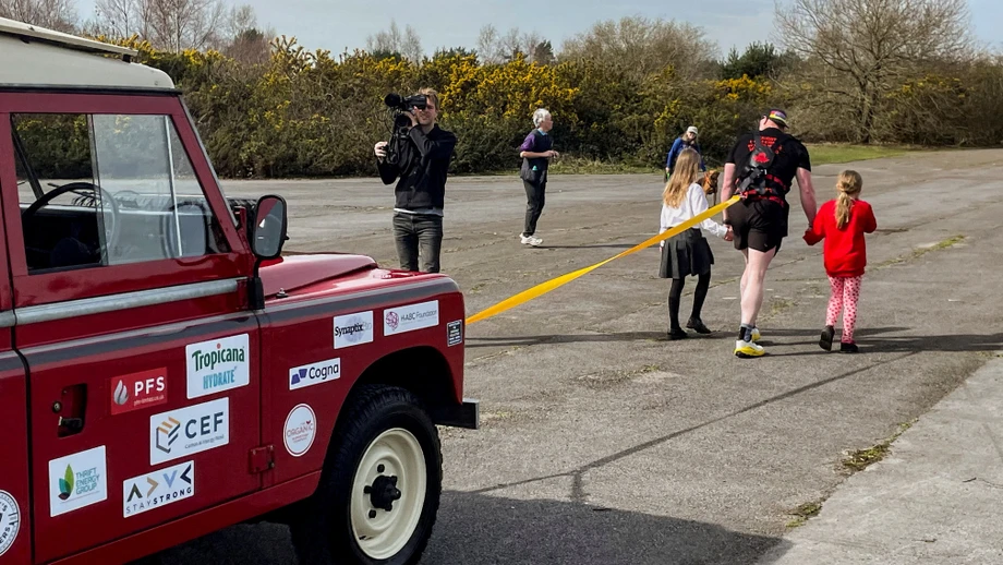 Britischer Veteran zieht Land Rover mehr als 100 Kilometer