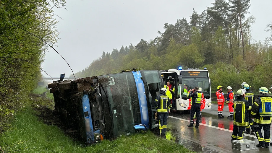 27 Schüler und Fahrer bei Reisebus-Unfall verletzt
