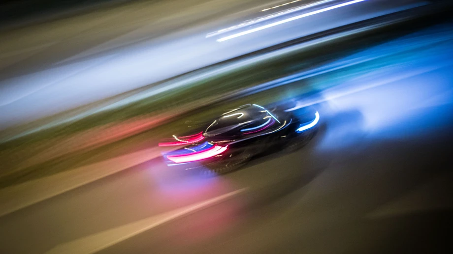 Illegales Autorennen: Jugendliche rasen an Zivilstreife vorbei