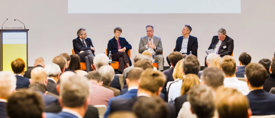 Besorgt über die Lage: EWI-Direktor Marc Oliver Bettzüge, Ökonomin Veronika Grimm, BDI-Vizechef Holger Lösch, Ineos-Manager Stephan Müller und F.A.Z.-Herausgeber Gerald Braunberger in Köln
