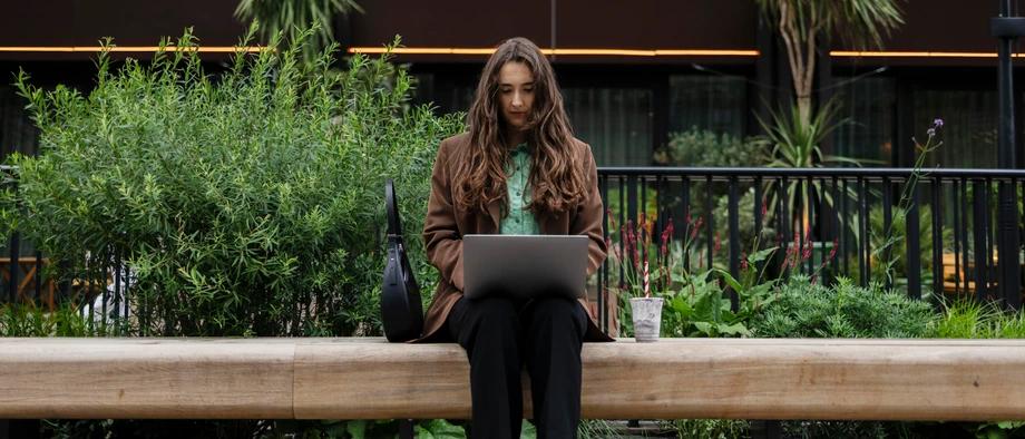 Der Mensch steuert, die KI werkelt im Hintergrund.