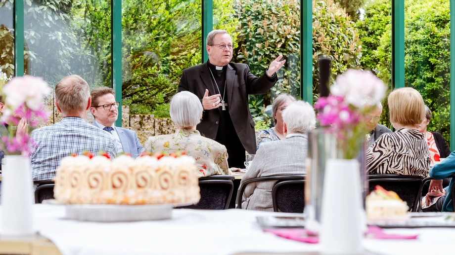An der Kuchentafel mit dem Bischof