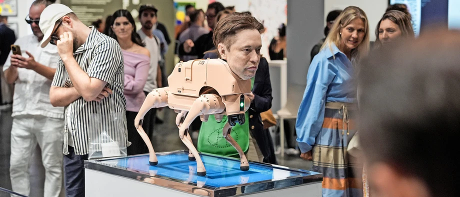 Der spielt doch nur: Beeples Roboterhund mit Elon Musks Gesicht schießt Überwachungsbilder und druckt sie aus.