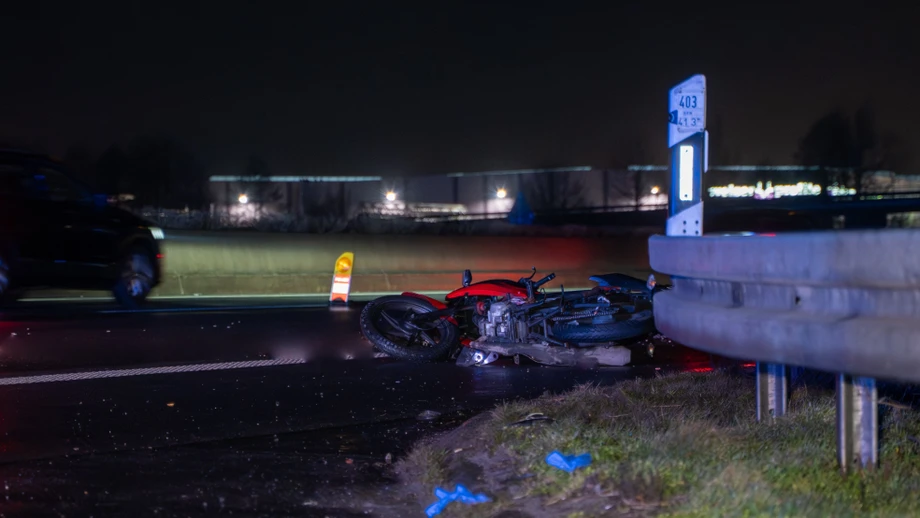 Sattelzug überrollt gestürzten Motorradfahrer – Fahrerflucht