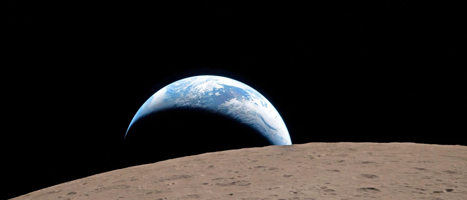 Der Erduntergang: Während das Orion-Raumschiff der Artemis-II-Mission zur Mondumrundung ansetzte, sahen die Astronauten ihren Heimatplaneten hinter dem Mond verschwinden. Anders als in dem berühmten Bild „Earthrise“, das während der Apollo-8-Mission am Heiligabend 1968 entstand, erscheint die Erde hier als Sichel.