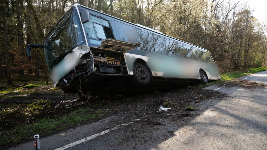 Auto kollidiert mit Linienbus
