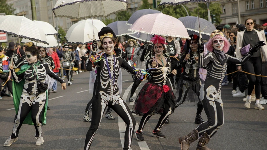 Hunderttausende tanzen beim Karneval der Kulturen